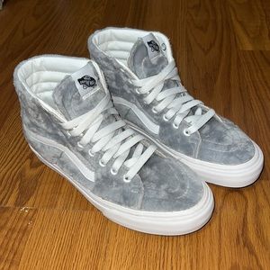 NWOT Super Cute and Fluffy Vans SK8 Hi Sherpa Gray Size 9